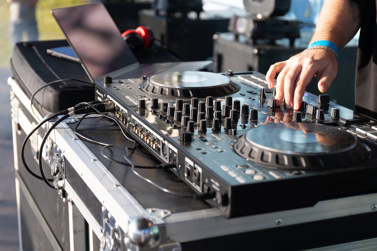 DJ пуска музика на живо на парти